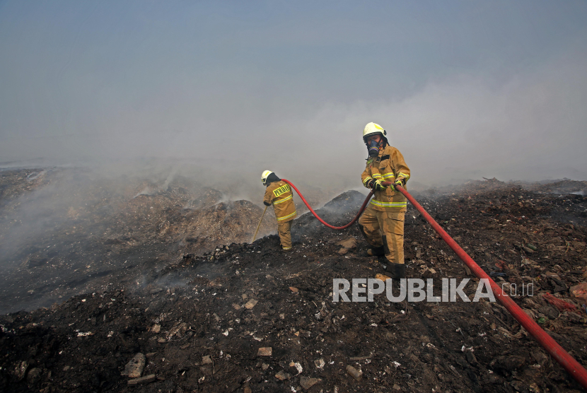 Pemadaman Kebakaran di Tempat Pemrosesan Akhir Sampah Rawakucing Direncanakan Selesai dalam Waktu Lima Hari Mendatang