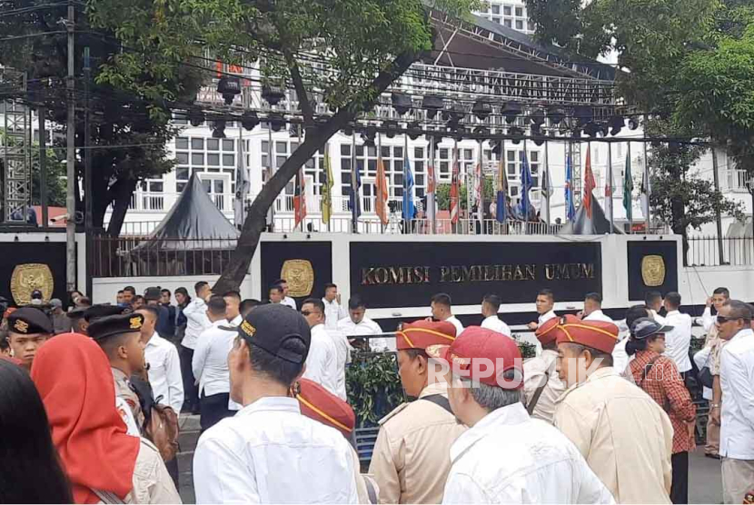 KPU Dipadati Massa Pendukung Prabowo-Gibran Dari Berbagai Organisasi