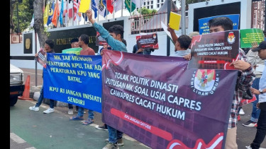 Aksi Teatrikal Mahasiswa Menggunakan Peluit & Memperingati KPU agar Patuh Aturan