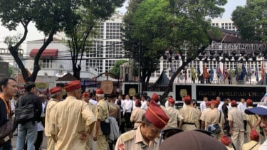 Banyak Pendukung Prabowo-Gibran Menghadiri Kantor KPU RI dengan Seragam Veteran TNI