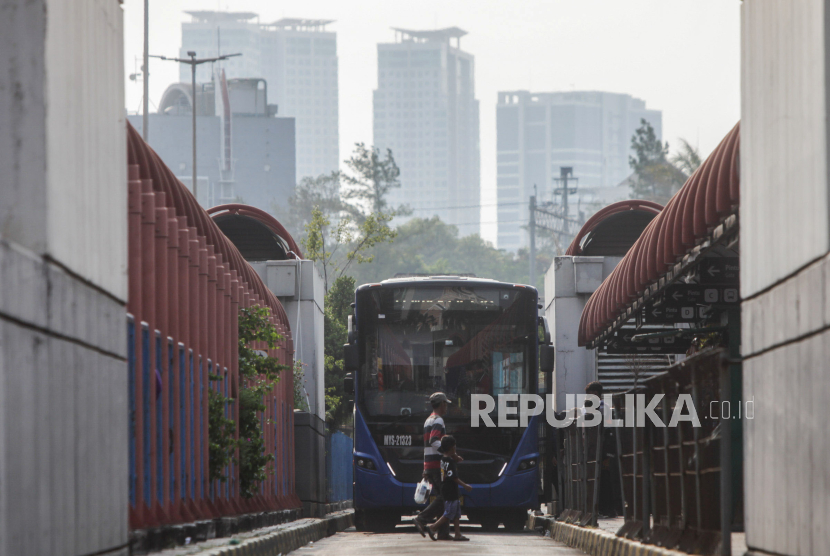 Penyesuaian Rute Transjakarta Hari Ini Akibat Aksi Massa di MK