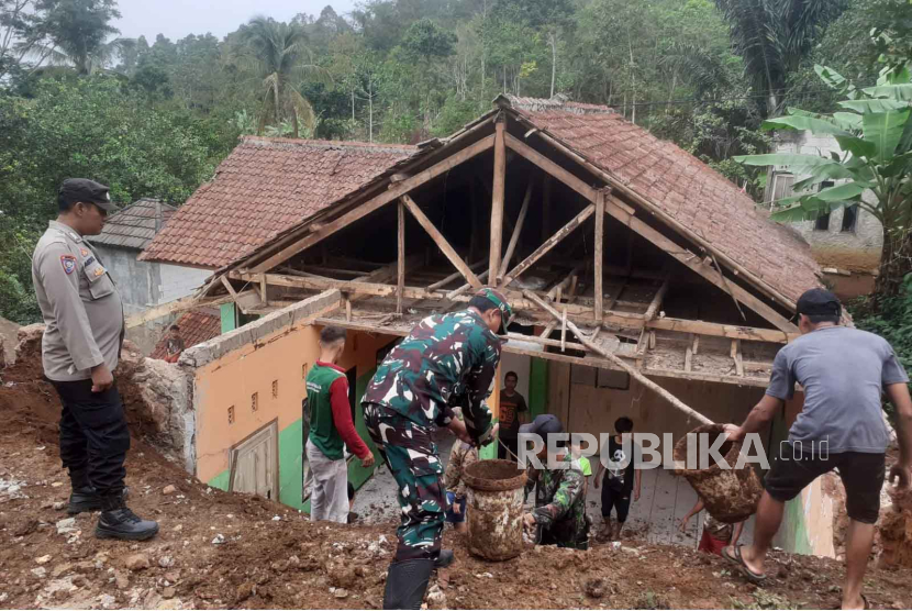 Longsor Musim Hujan di Jawa Akibat Kekeringan Panjang