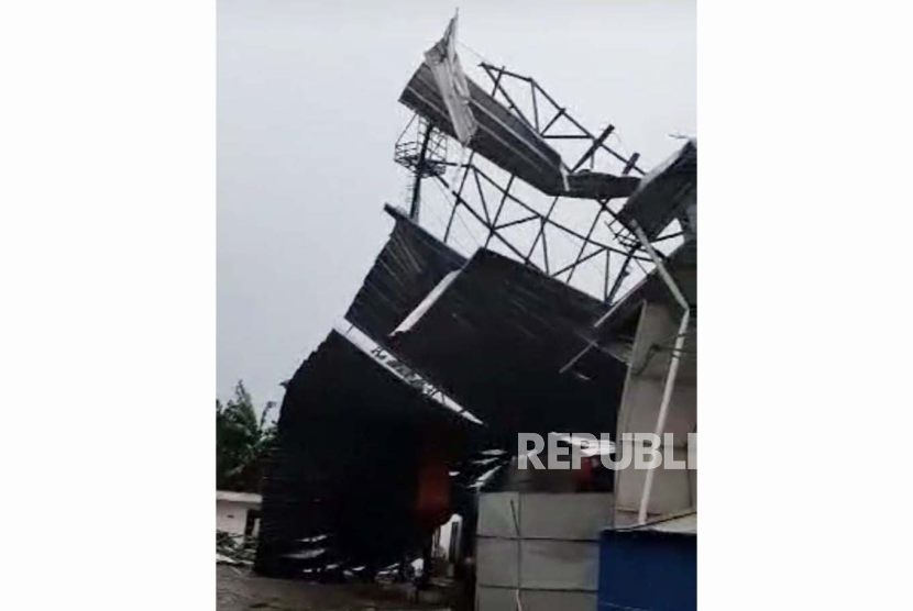 Atap Stadion Merpati Depok Terbawa Angin saat Hujan Lebat, Ini Tanggapan Disporyata