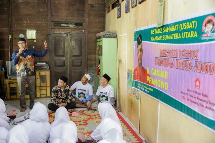 Volunteers of Usbat Ganjar Distribute Equipment Aid to Nurul Jadid Mosque