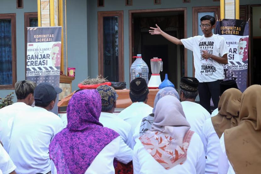 Pembuatan Pupuk Hayati untuk Budi Daya Cabai oleh G-Creasi Edukasi Petani di Malang