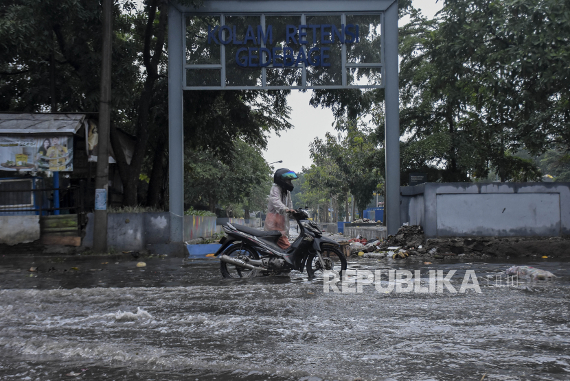 Cuaca Ekstrem Melanda Bandung Raya, Menyebabkan Banjir dan Pohon Tumbang