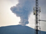 Erupsi Gunung Marapi Menyebabkan Penerbangan Terhenti karena Kode Merah