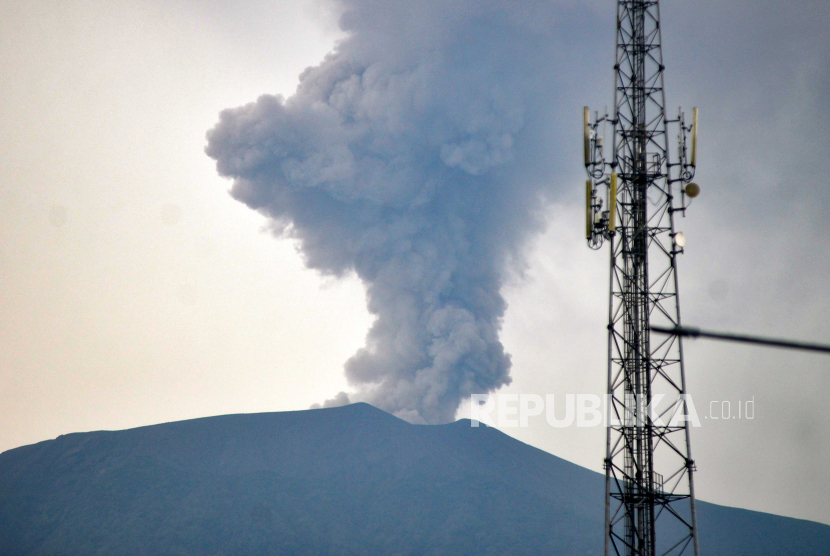 Erupsi Gunung Marapi Menyebabkan Penerbangan Terhenti karena Kode Merah