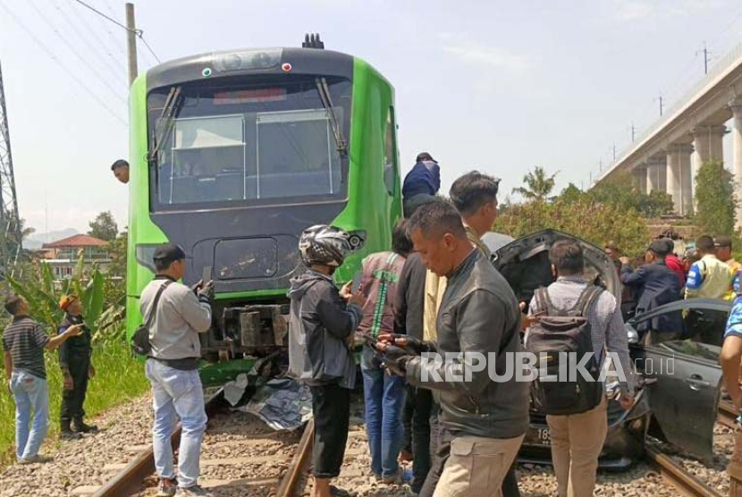 Keberangkatan 214 Penumpang Kereta Cepat Tertunda Akibat Tertabrak Minibus Feeder