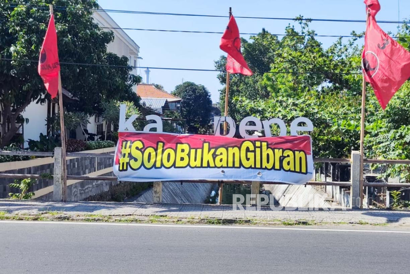 Ketua DPC PDIP Solo Membahas Spanduk #SoloBukanGibran yang Terpasang di Jembatan Kali Pepe