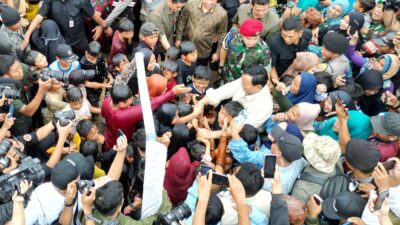 Prabowo Bersenang-senang di Air Bersama Anak-Anak Saat Meresmikan 9 Titik Air di Sukabumi