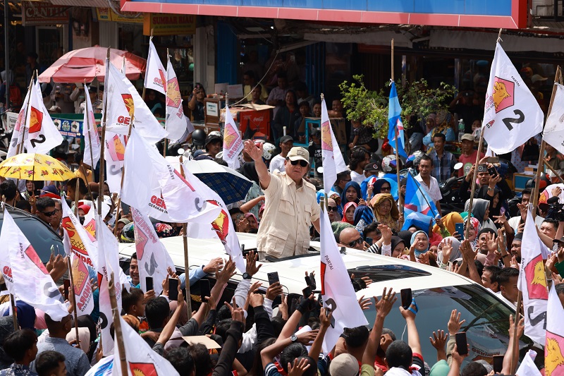 Prabowo Memberi Kaos kepada Warga Pasar Padang, Berdoa untuk Presiden 2024