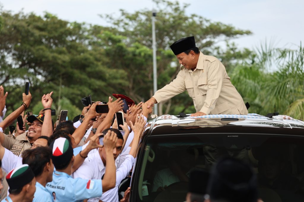 Prabowo Bertemu dan Ngobrol dengan Warga serta Relawan di Kedai Kopi Aceh: Sangat Mengagumkan!