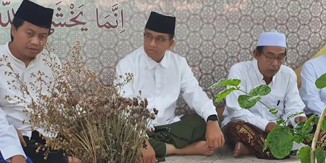 Anies Berkomitmen Melanjutkan Perjuangan dengan Ziarah ke Makam Kiai Bisri