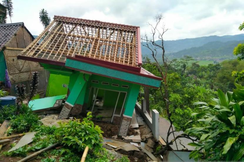 Sejumlah Rumah Rusak akibat Bencana Tanah Bergerak di Tegalkaso Sukabumi