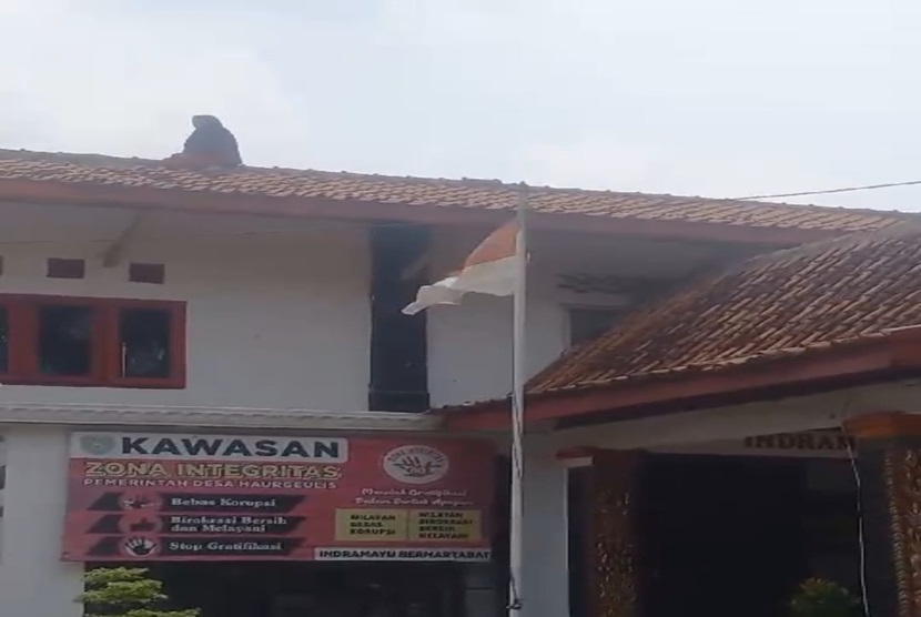 Perempuan Berani Panjat dan Joget di Atap Gedung Balai Desa di Indramayu