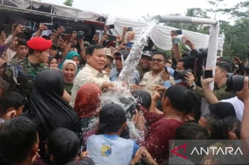 Menteri Pertahanan Prabowo Berikan Hadiah Tahun Baru kepada Warga di Selatan Sukabumi