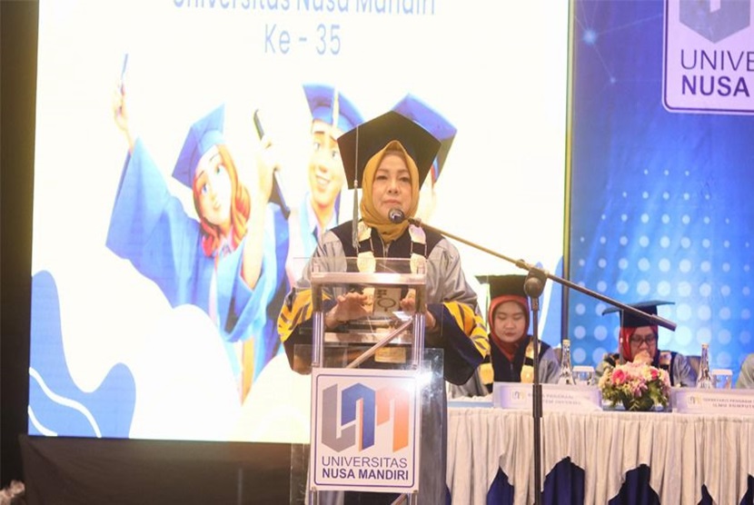 Rektor UNM Memaparkan Prestasi Mahasiswa yang Menjadi Kebanggaan Kampus pada Wisuda Ke-35