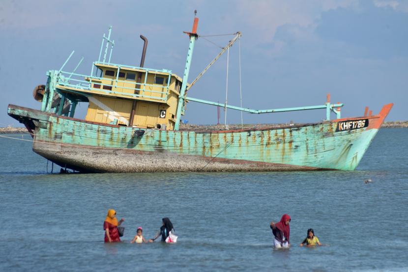 Penangkapan Ilegal Ikan oleh WN Vietnam Tersebabkan