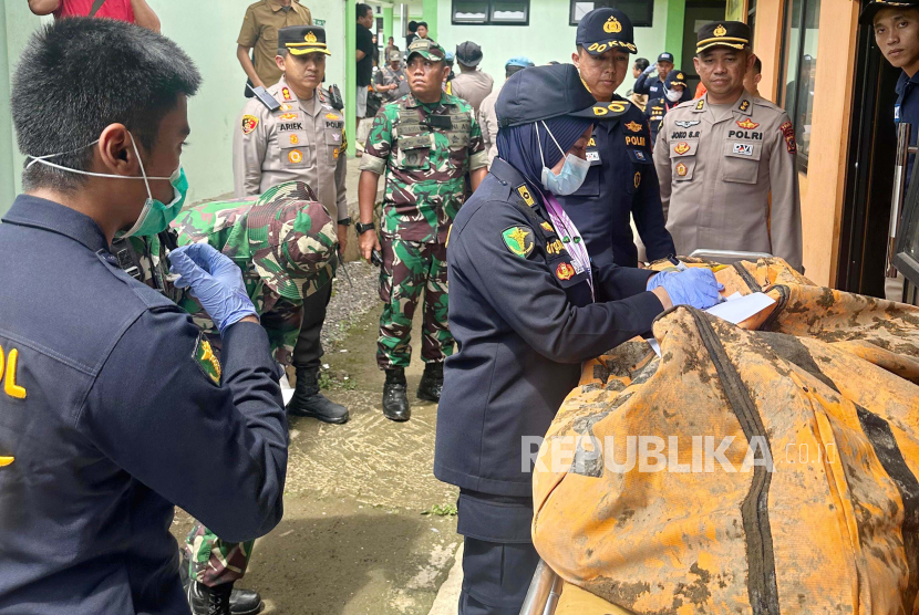 Penemuan Korban Tewas Tertimbun Longsor di Subang