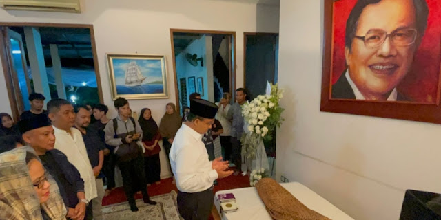 Anies Melayat ke Rumah Duka Rizal Ramli pada Sore Hari