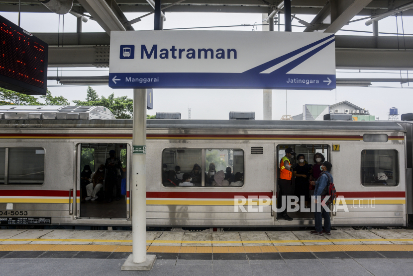 KRL Bogor-Jakarta Mengalami Gangguan Pagi Hari, Pengguna Merasa Kecewa dengan Keterlambatan