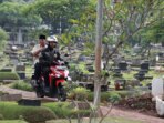 Gunakan Motor, Prabowo Subianto Ziarah ke Makam Sang Ayah Usai Pemilu dan Disambut Ratusan Warga