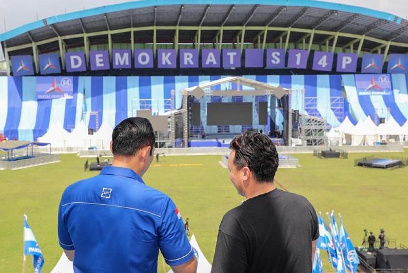 Kampenye Prabowo di Stadion Gajayana Diikuti oleh Banyak Pendukung Demokrat Meskipun Hujan Turun