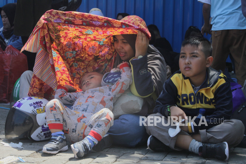 Penumpang Pejalan Kaki Memadati Terminal Pelabuhan Bakauheni pada Hari Kedua Menuju Merak