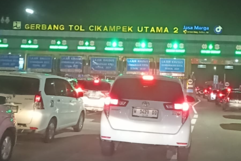 Antrean Mobil Panjang di Gerbang Tol Utama GT Cikampek, Macet hingga 10 Kilometer