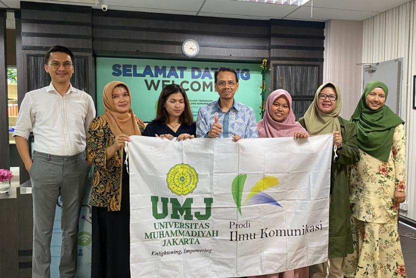 Dosen Ilmu Komunikasi memberikan kuliah di Universiti Utara Malaysia.