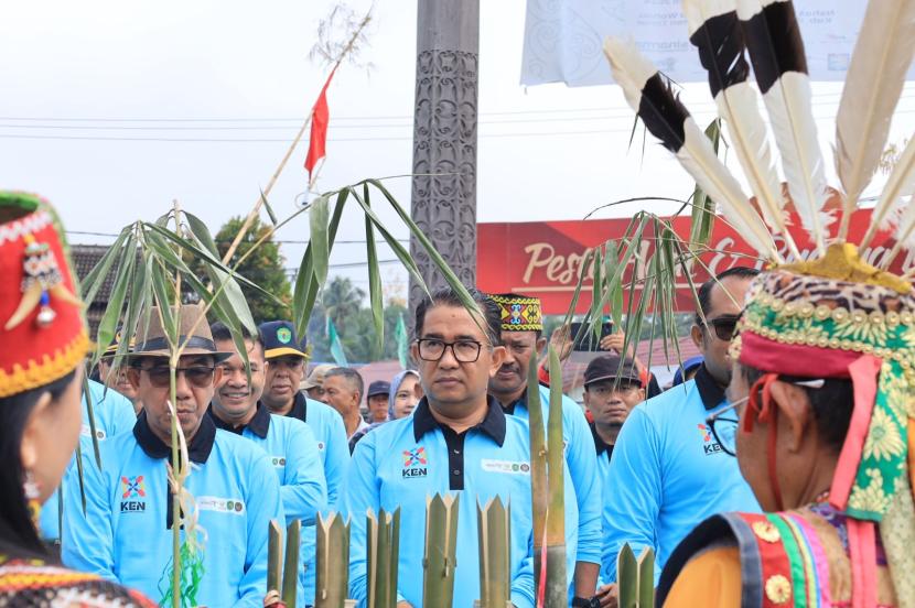 Pj Akmal Malik Mendorong Pelestarian Budaya dengan Saksikan Pesta Adat Wehea