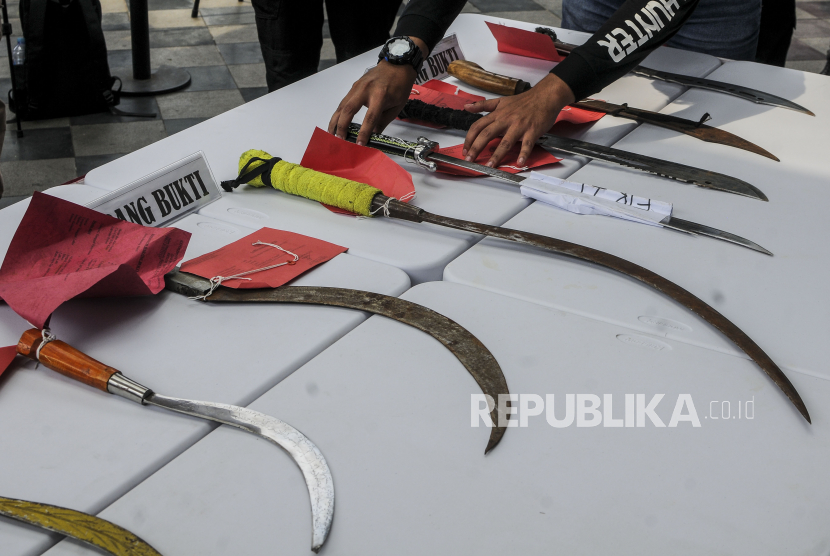 Polisi berhasil mengamankan 4 remaja yang membawa senjata tajam saat konvoi