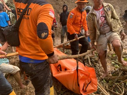 Tim SAR Evakuasi WNA yang Jatuh di Bukit Anak Dara Lombok