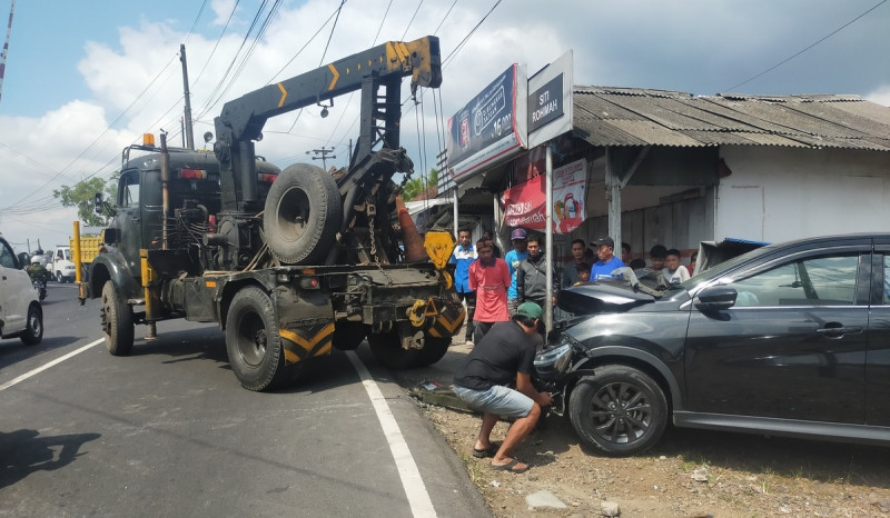 Tabrakan Terios Vs Truk Hino Terjadi di Tasikmalaya, Sopir Terjepit