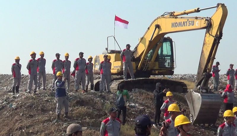 Pegawai DLHK dan Pemulung Upacara HUT ke-79 RI di Gunungan Sampah