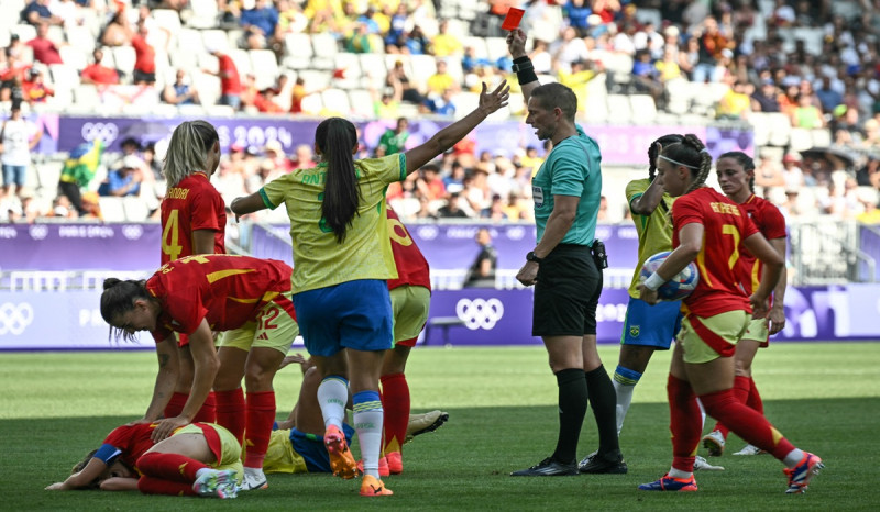 Diganjar Kartu Merah, Marta Tinggalkan Lapangan Sambil Menangis