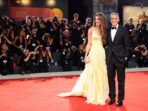 George Clooney Bantu Fotografer Terjatuh di Karpet Merah Festival Film Venesia