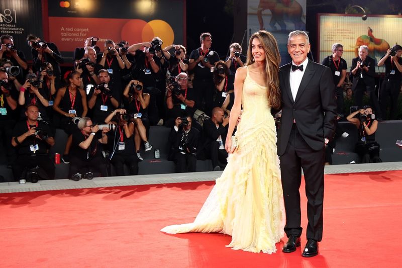 George Clooney Bantu Fotografer Terjatuh di Karpet Merah Festival Film Venesia